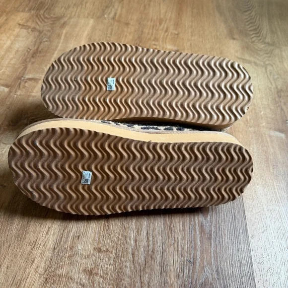 Aerie Sherpa Scuff Slippers leopard print - Picture 7 of 7